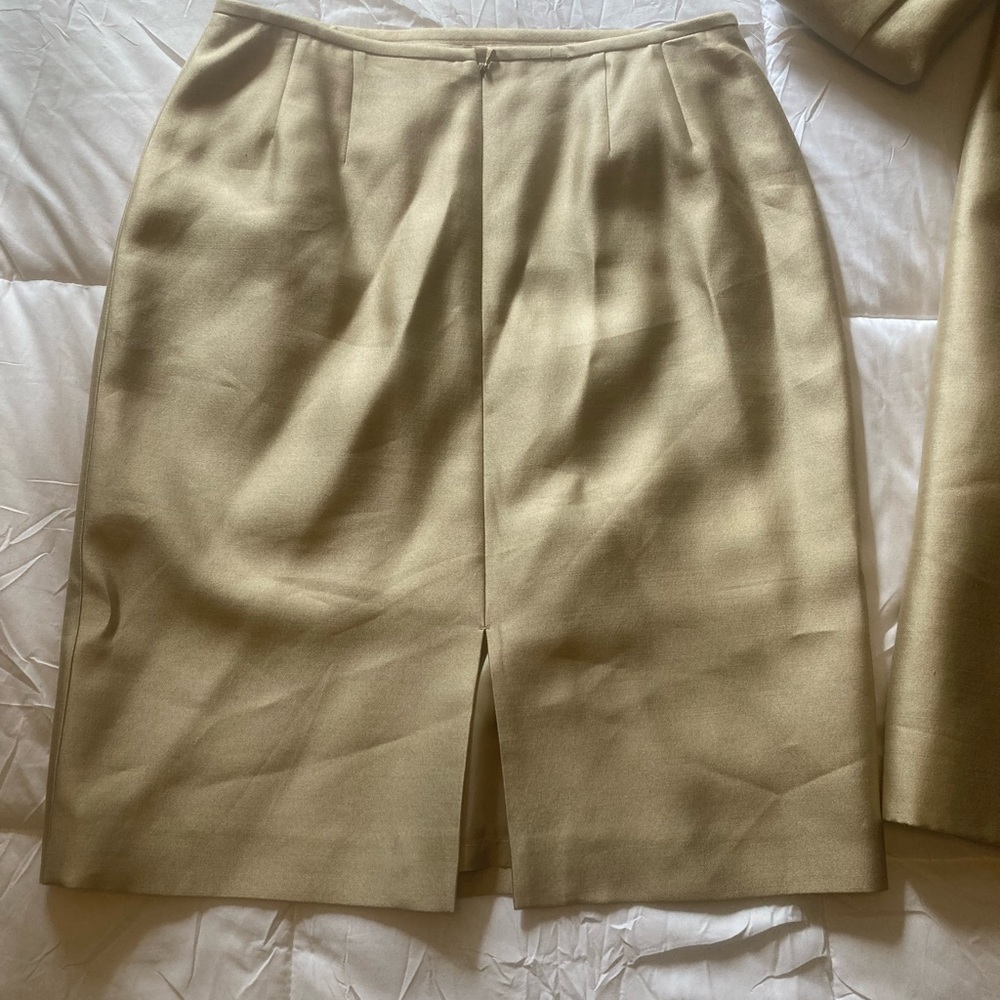 Beautiful TAHARI silk blend skirt with long jacket suit. Size 6.